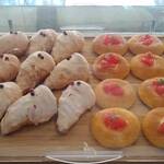 カフェ トスティーナ - アイスクロワッサン、シュクレロゼ パンプルムース