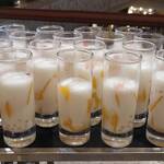 カフェ トスティーナ - ココナッツスープとマンゴープリン