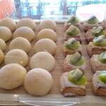 カフェ トスティーナ - トロピカルクリームパン、キウイデニッシュ