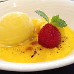 カフェ トスティーナ - シェフ特製プレート　ピニャコラーダのブリュレとパインのシャーベット