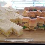 カフェ トスティーナ - たまごときゅうりのサンドイッチ、豚とパイナップルサンド