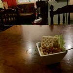 キングスヤード - お通しは、豆にチリソースとチーズのやつ、日本人向けに味付けされてると思う。