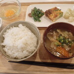 トーコーキッチン - 野菜のキッシュ　副菜二品、豚汁、ご飯　＋　納豆　＋　生卵