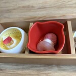 つるよし料理店 - クリームチーズに蜂蜜がかかっておる。