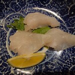 京極寿司 - 淡白ながら噛んでいくと旨味感がシッカリとあり
      すだちを絞ると味わいに締まりが出て
      より美味しくなるなあ♪
      
      後味の旨味感がいい感じでジンワリと長引き
      これを飲み物で消したくない味わい