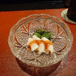 京極寿司 - 
      ◯水ダコの梅肉ソース掛け
      半生な水ダコのいい感じな食感と味わい
      
      鰹出汁感シッカリな味わいが口の中に広がり
      梅肉ソースの味わいの締まり感
      
      ワカメのほんのり酢締めされた感も好み