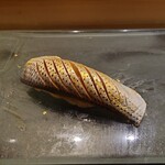 京極寿司 - ◯コハダ
      煮切り醤油と
      おろし金でおろされた柚子の風味で爽やかに
      味わいに特徴のあるコハダをサッパリ美味しく食べられた