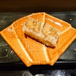 京極寿司 - ◯タチウオの蒸し寿司（サスエ前田さん）
      温められているので
      熱で酢飯の香りの広がり感があり
      焼かれたタチウオの旨味も口の中に広がる