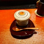 京極寿司 - ◯大葉と甘えびの冷製茶碗蒸し
      冷たい茶碗蒸しとなり
      上に大葉の茶碗蒸し
      下に鰹出汁のプレーンの茶碗蒸しの2層となっている