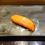 京極寿司 - ◯ビワマス
      琵琶鱒も夏のこのお店の定番だろう
      
      何のサッパリ感だろう❔
      柑橘系っぽい
      
      ビワマスの旨味と醤油、柑橘系な味わいで美味しいなあ