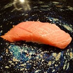 京極寿司 - ◯中トロ
      先程の漬けにしていた鮨と同じマグロとのこと
      
      脂の旨味がジワーっと出てきて
      口の中で広がり
      塩味が味わいを引き立ててる
