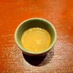 京極寿司 - ◯スープ
      サスエさんの骨を煮込んであるスープ
      塩と酒、塩のみの味付け
      濃厚な旨味が骨身に染みる
      
      味噌が味付けに使われてないと話されてるけど
      そんな風に錯覚してしまう