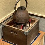 日本料理 新茶家 - 柔らかい南部鉄瓶のお湯