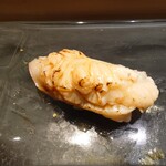 京極寿司 - ◯ホッキ貝
      感想データが消えてるので今となっては曖昧だけど
      
      表面の炙り部分と中の生な部分の
      食感の違いの対比の面白さと
      味わいの旨味感はいい感じだった