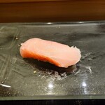 京極寿司 - □□握り□□
      ◯金目鯛（サスエ前田さん）
      アンデスの塩のみの味付けなので旨味情報もよく分かり
      金目鯛の旨味感がジンワリと出てくるなあ❗️
      
      お上品な旨味だし、後味も良い♪