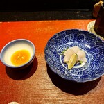 京極寿司 - ◯コチ
      夏ふぐとも言われるシーズンが終わりかけの真ゴチ
      お寿司よりも厚めに切ってありますので
      歯ごたえを楽しんでください
      黄身ポン酢と絡めてお楽しみください　とのこと