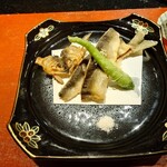 京極寿司 - ◯鮎の唐揚げ
      このお店で出されている鮎は
      餌も自然の品に近い、香りも天然に近い
      こだわりの養殖場の鮎とのこと（隣のお客さんへの説明）
      
      唐揚げは熱々な状態で提供されている