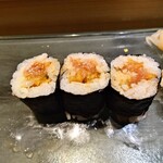 京極寿司 - 
      ◯トロタク
      香ばしい海苔の香り、胡麻の味わい、
      シャキッとたくあんに中落ち
      わさびの辛さが合わさりバランスが良く
      美味しい