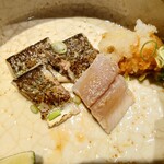 京極寿司 - 皮目はサッと炙られていて、反対側は半生な感じ
      
      炙ったことによる香ばしさ
      
      脂感が乗ってるし、旨味感がシッカリとしていて
      
      すだちと合わせると、スッキリ感も加えられる