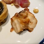 京極寿司 - ◯タコの柔らか煮
      このお店の定番の品となる
      修行先で教わったほぼそのままのやり方
      柔らかく甘く炊いたタコ　との説明
      
      醤油と甘みある確かに柔らかく煮られていて
      軽く噛むだけで解れてく
      
      これも美味しい