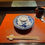 京極寿司 - ◯蝦夷鮑
      江戸前の煮鮑の要領で
      20杯くらい纏めて一緒に水、酒、塩だけで炊かれている
      肝は酒蒸しした品が上に載せてある　とのこと
      
      毎回このお店で出てくる
      定番の品（スペシャリテ）となる