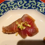 京極寿司 - ◯鰹のタタキ
      瞬間スモークの鰹のタタキとなる
      
      僕にはほぼ、薫香は分からなかった
      鼻の効き具合も、人それぞれだから
      
      醤油と昆布な旨味感ある鰹の漬け
      当然臭みも無く、旨味しかないなあ♪