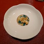 京極寿司 - ◯皮の素揚げ
      説明が無かった上に、感想も消えてたw
      金目鯛の皮を塩味付けて素揚げされた感じなのかな❔
      
      香ばしくて油で揚げられている軽さ
      スナック菓子に通じる旨味もあり美味しい