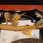 京極寿司 - 骨せんべいもカリカリで香ばしくて良い味わい
      
      頭も包丁で開かれて揚げられていて
      カリカリで美味しい♪