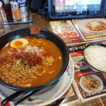 おおぎやラーメン - 料理写真:ピリ辛カレーラーメン920円とサービスライス