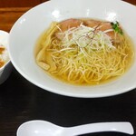 塩そば専門店 麺屋 ギャオス - 澄んだスープですが…脂の下は要注意⚠️