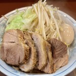 らーめん 陸 - 豚増しらーめん（1,350円）＋味付玉子（100円）、野菜多め