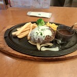 ロイヤルホスト 西大島店 - 黒✕黒ハンバーグのガーリッククリームソースです。