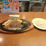 ロイヤルホスト - 黒✕黒ハンバーグのガーリッククリームソースがけと、ライスの2ショットです。