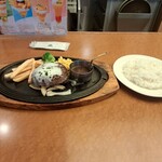 ロイヤルホスト - 黒✕黒ハンバーグのガーリッククリームソースと、ライスの2ショットです。