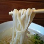 花・花 - 麺は平打ち麺です。太さは普通のつけ麺よりも細い感じです