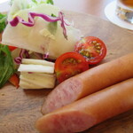 ブック&カフェ こ・らっしぇ - ソーセージと新鮮な野菜サラダ