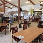 ブック&カフェ こ・らっしぇ - 開放的で落ち着いた店内