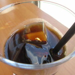 ブック&カフェ こ・らっしぇ - 玉ねぎピクルスドッグのセットドリンクはアイスコーヒーに。