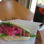 ブック&カフェ こ・らっしぇ - 玉ねぎピクルスドッグ650円（モーニングメニュー）