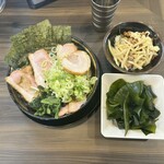 王道家直系 家系ラーメン がく - 