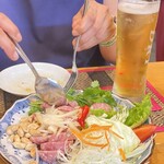 タイ料理 トゥクトゥク - 生ソーセージ
      
      豚ミンチを塩漬けにして、ニンニクと唐辛子が中にはいってます。
      焼いても美味しい。希望で言って下さい。