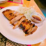 タイ料理 トゥクトゥク - コムヤーン
      AOKUSTD
      
      豚の喉元の部分を独特のタレに漬け込んだ後、じっくり焼いた料理です