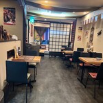 タイ料理 トゥクトゥク - 店内は行ってすぐ左は座敷もあるのでお子様にも安心