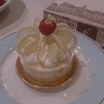 コカルド - レアチーズケーキ。美味しくなーい。見た目だけだ。実際は食べにくいし。