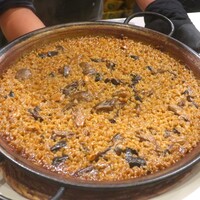 anchoa - 葉山の茸たちのパエリアのプレゼンテーション。