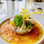 フレンチ ベイ・ビュー - シマアジ、甘エビのタルタル、バランス良く見た目もわくわく