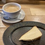 BiXiGARRi - バスクチーズケーキとコーヒー。チーズケーキの中央層がカスタードクリームのように円やか。