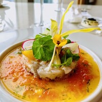 フレンチ ベイ・ビュー - シマアジ、甘エビのタルタル、バランス良く見た目もわくわく