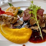 フレンチ ベイ・ビュー - メインのビーフ。オプションでトリュフ1800円をトッピング。ソースもトリュフソースにしてくださいました。