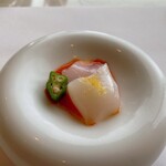 フレンチ ベイ・ビュー - 料理長からのプレゼント、これから始まるお料理を期待されせる、アオリイカのカルパッチョ